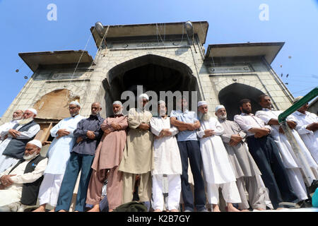 India. Il 29 agosto, 2017. I musulmani del Kashmir pregare al di fuori del Shah-e-Hamdan santuario per commemorare l anniversario della morte di studioso Sufi Mir Syed Ali Hamadani a Srinagar, controllata indiano Kashmir, martedì 29 agosto 2017 centinaia di Kashmiris ha visitato il santuario di Hamadani, che è nato in Iran, Kashmir ha visitato diverse volte e ha giocato un ruolo influente nella diffusione dell Islam in valle. Credito: Umer Asif/Pacific Press/Alamy Live News Foto Stock