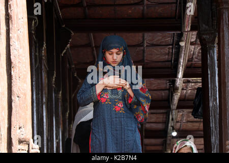 India. Il 29 agosto, 2017. I musulmani del Kashmir ragazza pregare all'interno del Shah-e-Hamdan santuario per commemorare l anniversario della morte di studioso Sufi Mir Syed Ali Hamadani a Srinagar, controllata indiano Kashmir, martedì 29 agosto 2017 centinaia di Kashmiris ha visitato il santuario di Hamadani, che è nato in Iran, Kashmir ha visitato diverse volte e ha giocato un ruolo influente nella diffusione dell Islam in valle. Credito: Umer Asif/Pacific Press/Alamy Live News Foto Stock