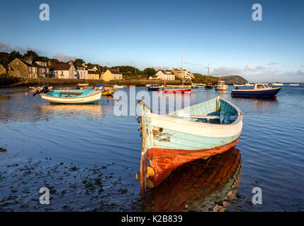 Barche nel piccolo porto di Parrog, Newport, Pembrokshire Foto Stock