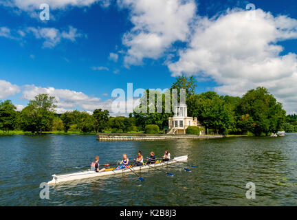 La nautica da diporto sul fiume Tamigi a Henley-on-Thames, Oxfordshire Foto Stock