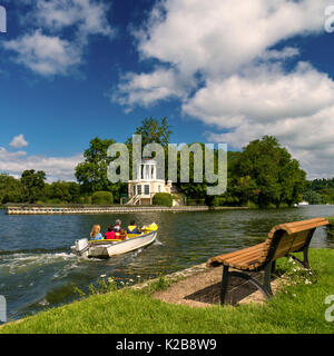 La nautica da diporto sul fiume Tamigi a Henley-on-Thames, Oxfordshire Foto Stock