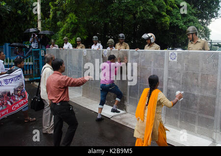 Kolkata, India. Il 29 agosto, 2017. I manifestanti di tutti i bengala Chit fondo depositanti' & Agenti " Forum cercando di rompere le barricate della polizia durante la protesta rally sul 29 agosto in Kolkata, West Bengal, India. Credito: Avijit Ghosh/Pacific Press/Alamy Live News Foto Stock