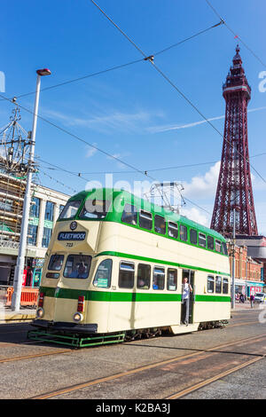 Blackpool, costa di Fylde, Lancashire, Inghilterra. Un inglese Electric costruito auto palloncino n. 723, parte del patrimonio della flotta di tram. La Blackpool Tower Foto Stock