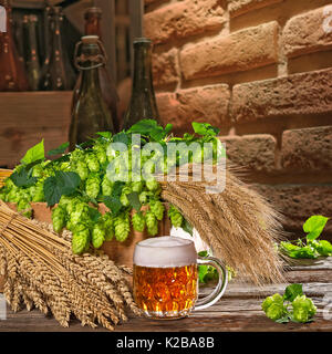 Bicchiere da birra con il luppolo e orzo in birreria Foto Stock