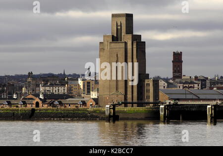 AJAXNETPHOTO. BIRKENHEAD, Inghilterra. - BIRKENHEAD GEORGE'S DOCK ventilazione e la stazione di controllo di testa di molo sul fiume Mersey. foto:JONATHAN EASTLAND/AJAX REF:D2X122902 2074 Foto Stock