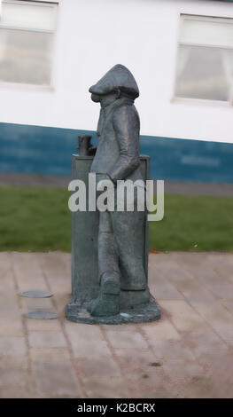 Andy Capp personaggio dei cartoni animati creati da Reg Smythe statua in bronzo sulla capezzagna Hartlepool Regno Unito Inghilterra Foto Stock