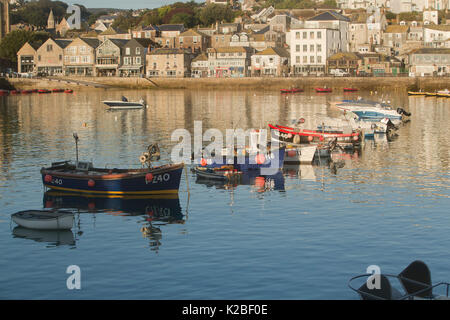 St Ives harbour visto dal Smeatons Pier, Cornwall, Regno Unito Foto Stock