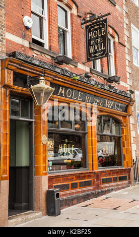 Foro nella parete pub in Darlington,l'Inghilterra,UK Foto Stock