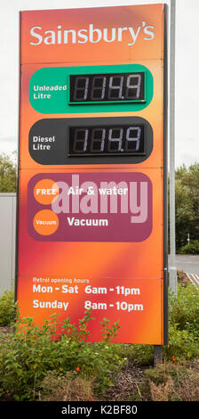 Segno indicante la benzina e il gasolio prezzi al supermercato Sainsbury's in Victoria Road,Darlington,l'Inghilterra,UK Foto Stock