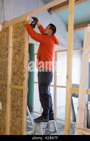 Carpenter al lavoro preliminare di costruzione di telai per pareti in una nuova casa in costruzione in Provenza, Francia Foto Stock