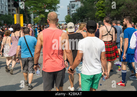 Montreal, CA - 20 agosto 2017: Gay maschio giovane - due uomini gay stanno camminando insieme e tenendo le mani dopo Montreal Gay Pride Parade Foto Stock