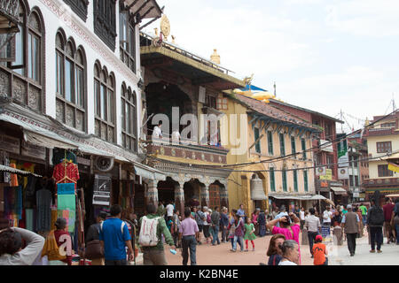 Negozi e caffetterie nei dintorni il buddista stupa di Boudhanath Kathmandu in Nepal Foto Stock