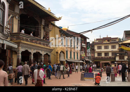 Negozi e caffetterie nei dintorni il buddista stupa di Boudhanath Kathmandu in Nepal Foto Stock