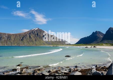 Vista lungo la bella e tranquilla Skagsanden sabbiosa spiaggia. Flakstad, Flakstadøya isola, isole Lofoten, Nordland, Norvegia e Scandinavia Foto Stock