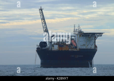 Floating Production Storage Offloading e (FPSO) nave 'Sevan Hummingbird', situato nei pressi di oil rig per immagazzinare olio estratto, Mare del Nord, Settembre. Foto Stock