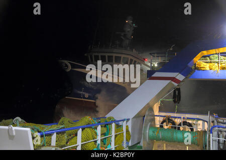 Due pescherecci manouvering affiancati tra di loro in condizioni di tempesta sul mare del Nord, febbraio 2016. Proprietà rilasciato. Foto Stock