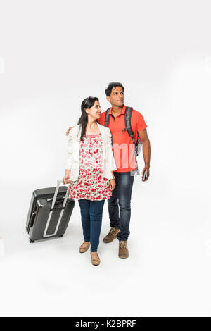 Stock Foto di smart asiatiche o indian giovane viaggiatore con valigia ed escursione sacca isolata su sfondo bianco, andando all'estero o all'interno di paese, sposa perfettamente Foto Stock
