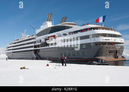 'L'Austral' a fianco di inverno ice veloce in Wilhelmina Bay, Penisola Antartica, dicembre 2012. 200 passeggeri di proprietà francese nave gemella di 'Le Boreal'. Tutti i non-usi editoriali deve essere eliminato singolarmente. Foto Stock