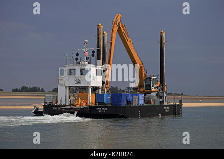 Nave che trasporta i macchinari per la turbina offshore industria, Norfolk, Regno Unito, Agosto 2013. Tutti i non-usi editoriali deve essere eliminato singolarmente. Foto Stock