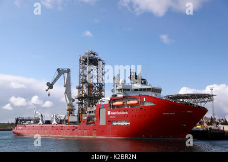 Dive sostegno nave 'Skamda Aker " forniture di caricamento a Peterhead Harbour, Scozia. Tutti i non-usi editoriali deve essere eliminato singolarmente. Foto Stock