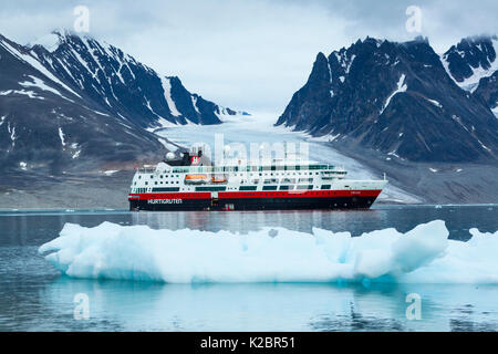 Spedizione in barca a vela attraverso il ghiaccio galleggiante, Spitsbergen, isole Svalbard, Oceano Artico, Norvegia. Tutti i non-usi editoriali deve essere eliminato singolarmente. Foto Stock