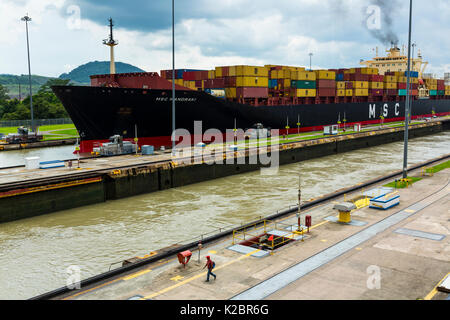 Contenitore nave passando attraverso il canale di Panama, Panama City, Panama America centrale. Tutti i non-usi editoriali deve essere eliminato singolarmente. Foto Stock