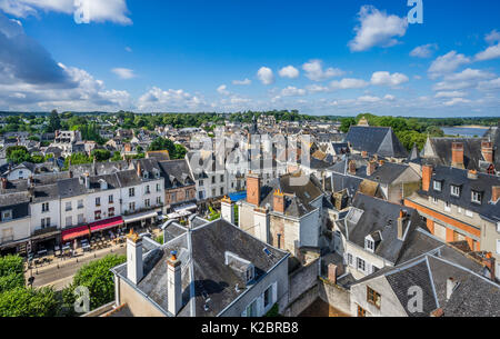 Francia, Center-Val de Loire, Amboise, vista sui tetti della città dai merli del Castello Reale Castello di Amboise Foto Stock
