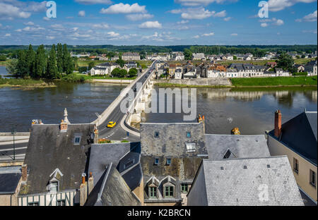 Francia, Center-Val de Loire, Amboise, vista del fiume Loira, dal merli del Castello Reale Castello di Amboise, Pont du Maréchal Lecle Foto Stock