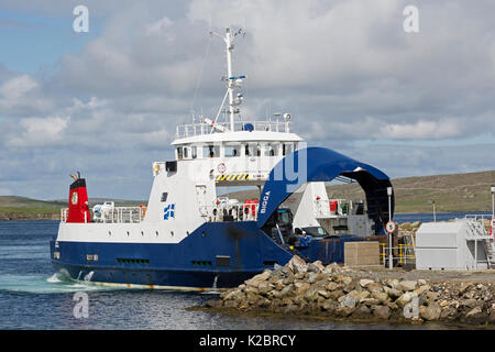 Inter-island ferry 'Bigga' a Yell, uno del nord Isole Shetland Scozia. Tutti i non-usi editoriali deve essere eliminato singolarmente. Foto Stock