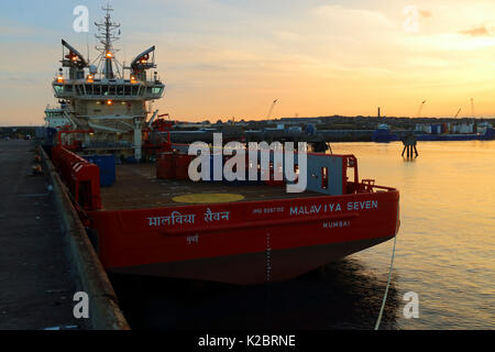 Oil Rig recipiente di alimentazione 'Malaviya sette' accanto a Peterhead Harbour, settembre 2014. Tutti i non-usi editoriali deve essere eliminato singolarmente. Foto Stock