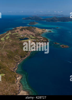 Vista aerea della Dent isola con l'Isola di Hamilton in background, Whitsundays, Queensland, Australia. Novembre 2012. Foto Stock