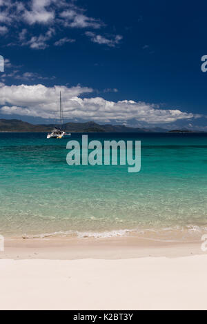 Catamarano al largo della costa della isola di Hamilton, Isole Whitsunday, Queensland, Australia, novembre 2012. Foto Stock