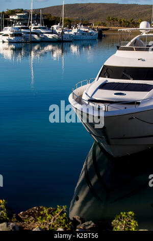 Barche ormeggiate a Hamilton Island Marina, Isole Whitsunday, Queensland, Australia, novembre 2012. Foto Stock