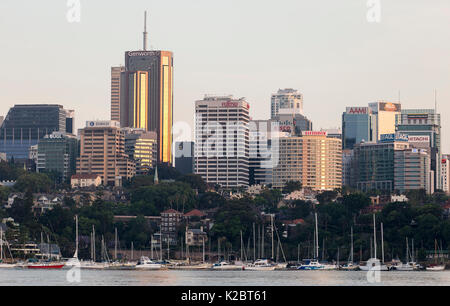 Il Porto di Sydney skyline nella luce della sera, Nuovo Galles del Sud, Australia, ottobre 2012. Foto Stock