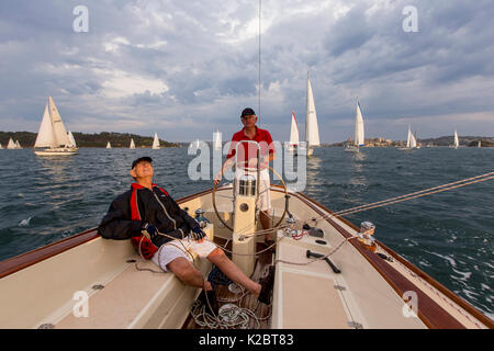 Due uomini relax su uno yacht di lusso nel porto di Sydney, Nuovo Galles del Sud, Australia, ottobre 2012. Tutti i non-usi editoriali deve essere eliminato singolarmente. Foto Stock