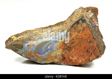 Boulder opal trovati nel Queensland/ Australia isolato su sfondo bianco Foto Stock