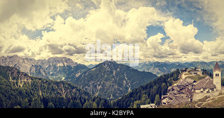 Bellissima paesaggio di montagna con il tipico villaggio ,chiesa e torre campanaria. monte Lussari italia Foto Stock