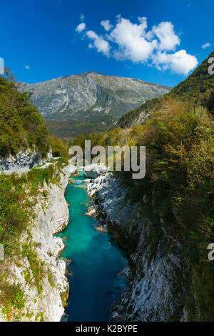 Paesaggio di Soca river, Soca Valley, sulle Alpi Giulie, Slovenia, ottobre 2014. Foto Stock