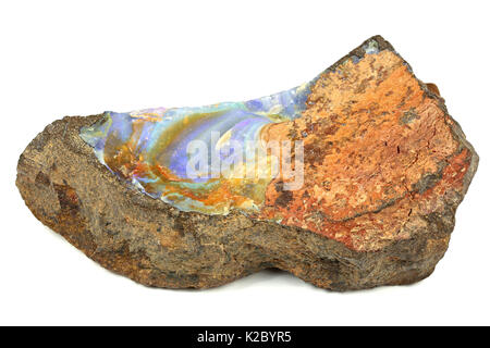 Boulder opal trovati nel Queensland/ Australia isolato su sfondo bianco Foto Stock