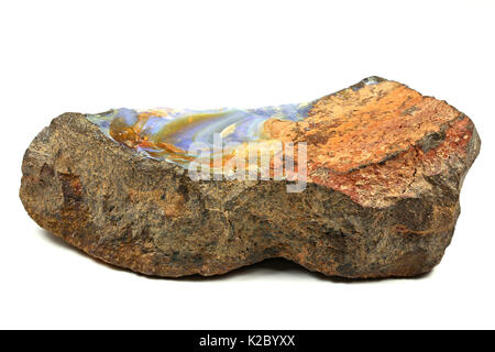 Boulder opal trovati nel Queensland/ Australia isolato su sfondo bianco Foto Stock