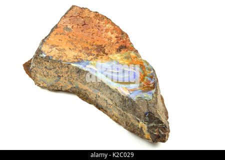 Boulder opal trovati nel Queensland/ Australia isolato su sfondo bianco Foto Stock