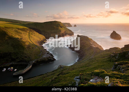 Boscastle Harbour, al tramonto, Boscastle, Cornwall, Regno Unito. Giugno 2015. Foto Stock