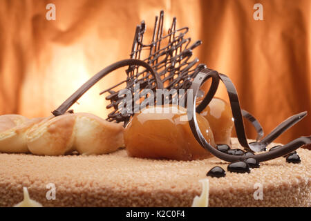 Un decorate la Torta di castagne isolato su sfondo arancione Foto Stock