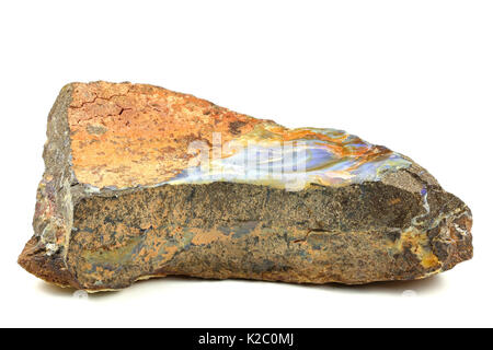 Boulder opal trovati nel Queensland/ Australia isolato su sfondo bianco Foto Stock