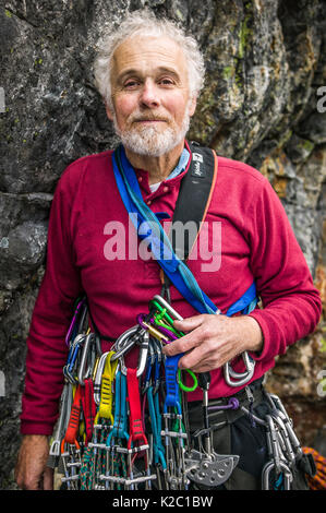 Un ritratto di un uomo maturo la predisposizione di se stesso per andare scalata su roccia. Foto Stock
