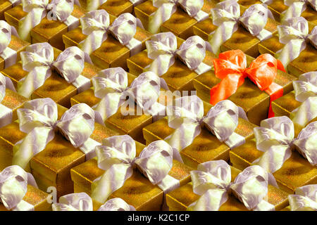 Più giallo scatole regalo in una riga Foto Stock