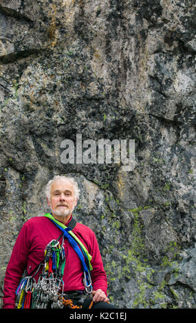 Un ritratto di un uomo maturo la predisposizione di se stesso per andare scalata su roccia. Foto Stock