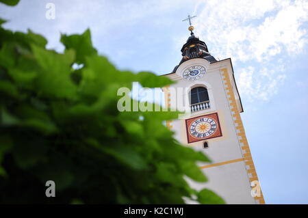 Chiesa cattolica bell passando da oltre gli alberi Foto Stock