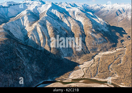 Paesaggio di montagna con Est Sayan e fiume Shumak, Siberia, Russia, ottobre 2010. Foto Stock