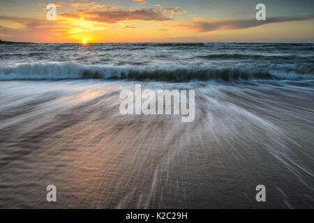 Le onde del mare del Mar Baltico al tramonto, Hiiumaa island, Kopu Riserva Naturale. L'Estonia. Ottobre 2013. Foto Stock